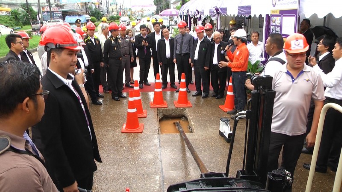 นครพนม!! นำรถเจาะ HDD ดึงสายไฟลงใต้ดิน เพื่อให้เกิดความมั่นคงของระบบจ่ายไฟฟ้า และปรับภูมิทัศน์รับนักท่องเที่ยว (มีคลิป)