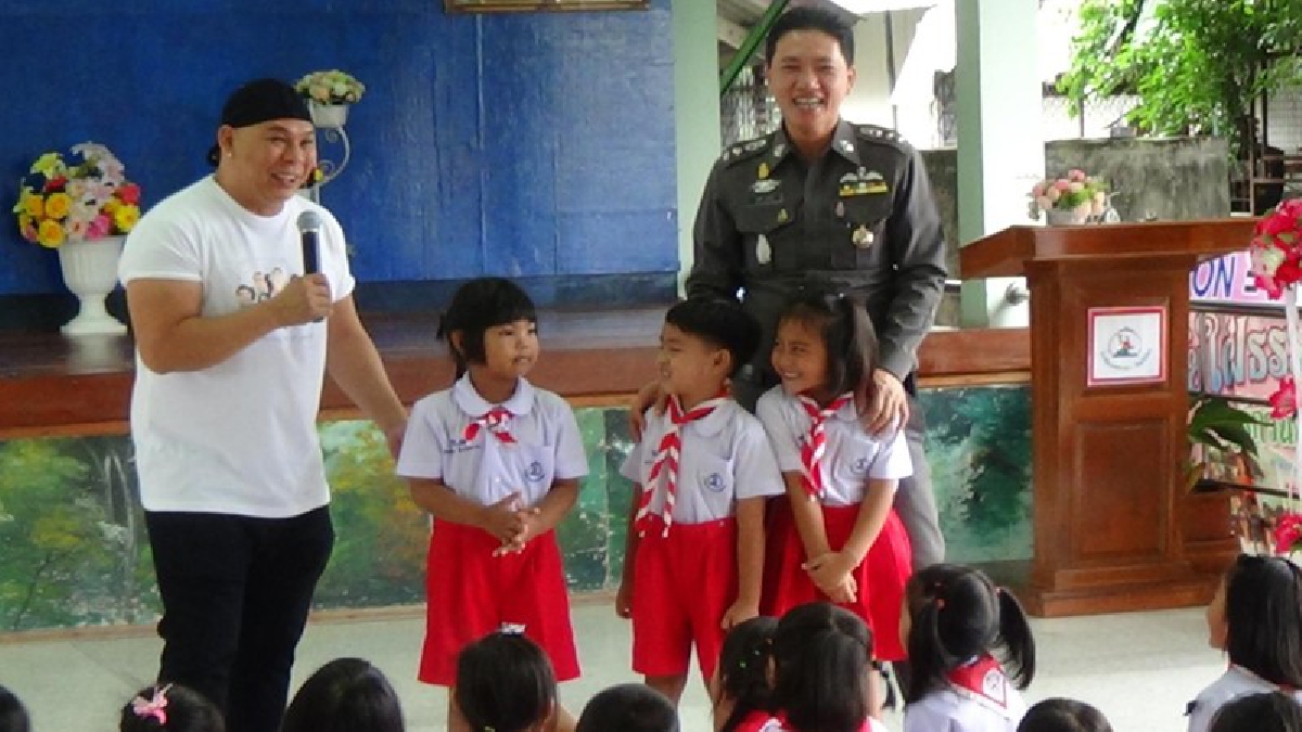 ปลูกฝั่งจิตสำนึกตั้งแต่ยังเด็ก!! สภ.เมืองนครนายก จัดกิจกรรมสร้างสรรค์ให้ความรู้การจราจร การป้องกันตัวเอง ให้กับเด็กอนุบาลปฐมวัย (มีคลิป)