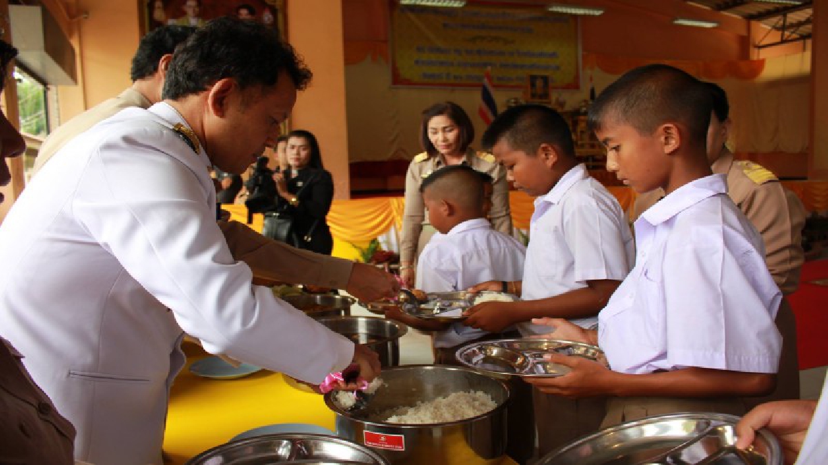 ในหลวง ร.10 โปรดเกล้าฯ พระราชทานเลี้ยงอาหารกลางวันนักเรียนโรงเรียนเคียงศิริ ที่ห่างไกลความเจริญ