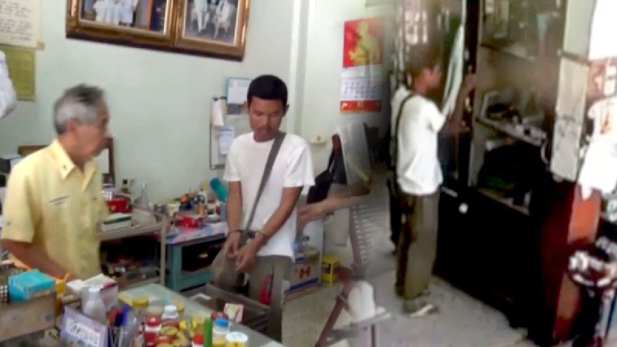 เพียงชั่วข้ามคืน..โดนจับ!! รวบหนุ่มลักทรัพย์ในร้านขายยา ดิ้นไม่หลุด วงจรปิดจับภาพเต็มๆ (มีคลิป)