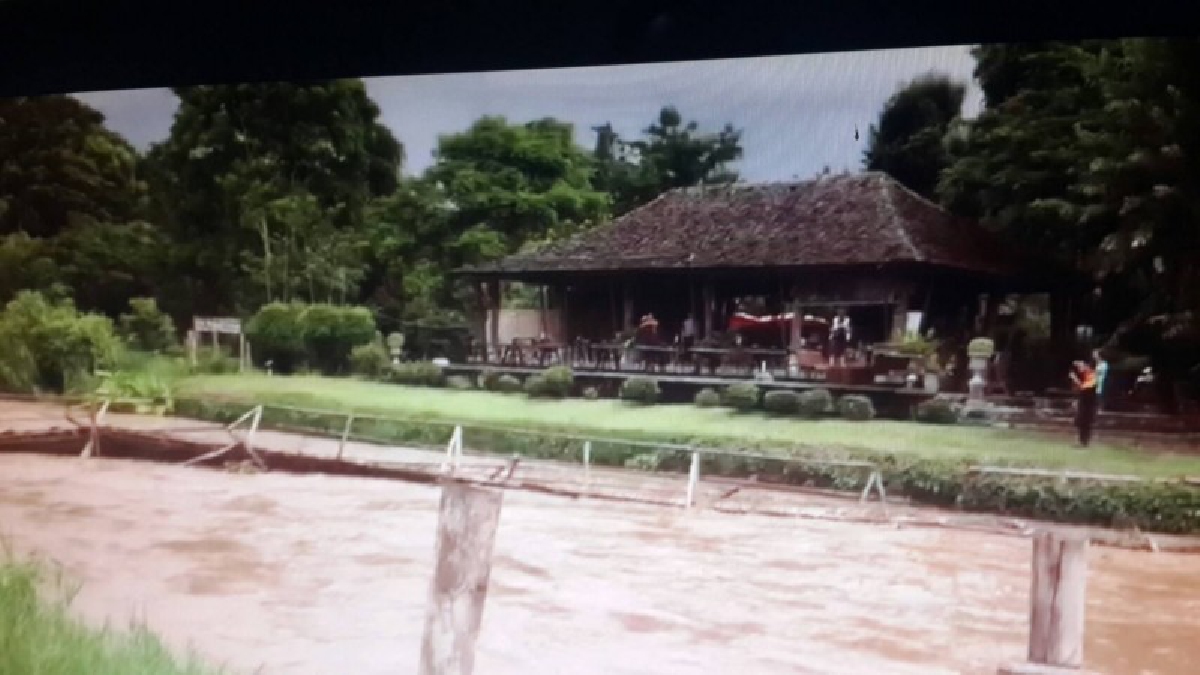 ระทึก!!!น้ำปายซัดสะพานพัง หลังมีฝนตกสะสมทำให้น้ำขึ้นสูง ได้พัดสะพานไม้ไผ่ ข้ามระหว่างบ้านปายริเวอร์ไซด์ รีสอร์ทกับถนนคนเดิน  ถูกน้ำซัดพัง