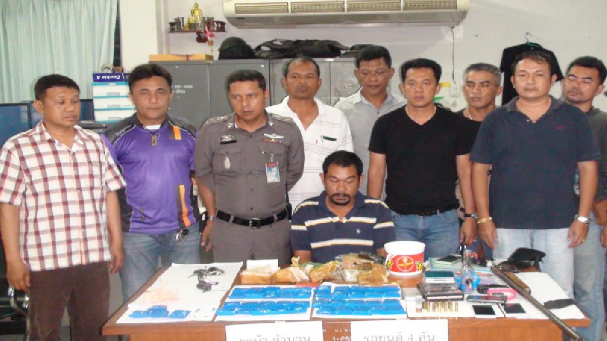 ตำรวจทุ่งสงโชว์ฟิต!! บุกรวบ "ดำ เขาขาว" พ่อค้ายาบ้ารายใหญ่ ยึดของกลางจำนวน 8,859 เม็ด และอาวุธปืน พร้อมรถยนต์-รถจยย.มาตรวจสอบอีก 7 คัน