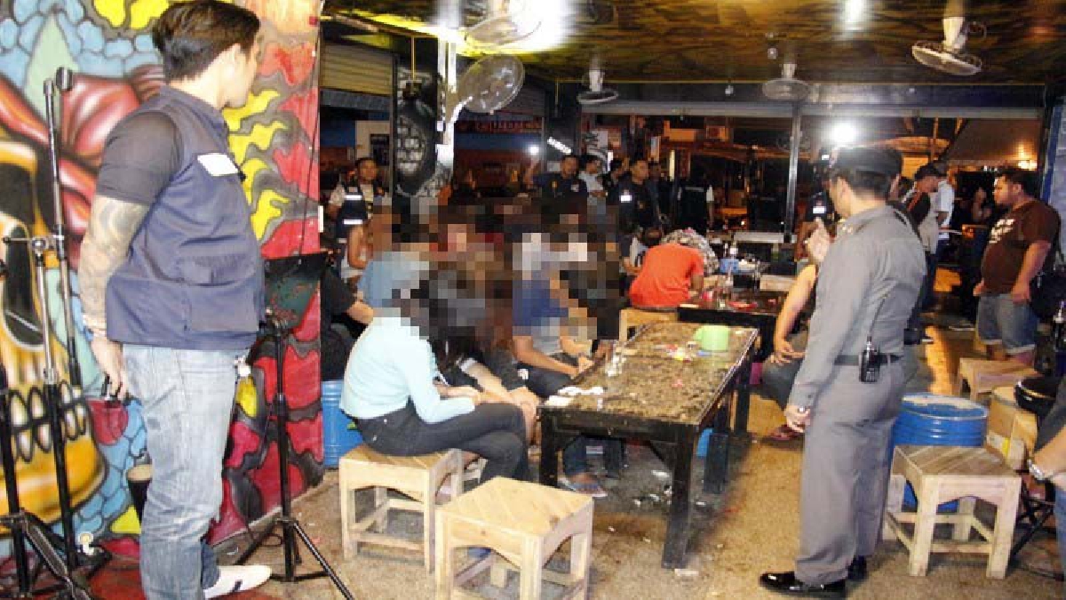 ทำผิดก็ต้องจับ!! ปกครอง-ตำรวจ บุกจับ &quot;ร้านชิลริมถนนสายสาม&quot; เหตุเปิดเกินเวลาที่กำหนด อึ้งหนัก พบเยาวชนอายุต่ำกว่า 20 ปี เข้าใช้บริการเพียบ