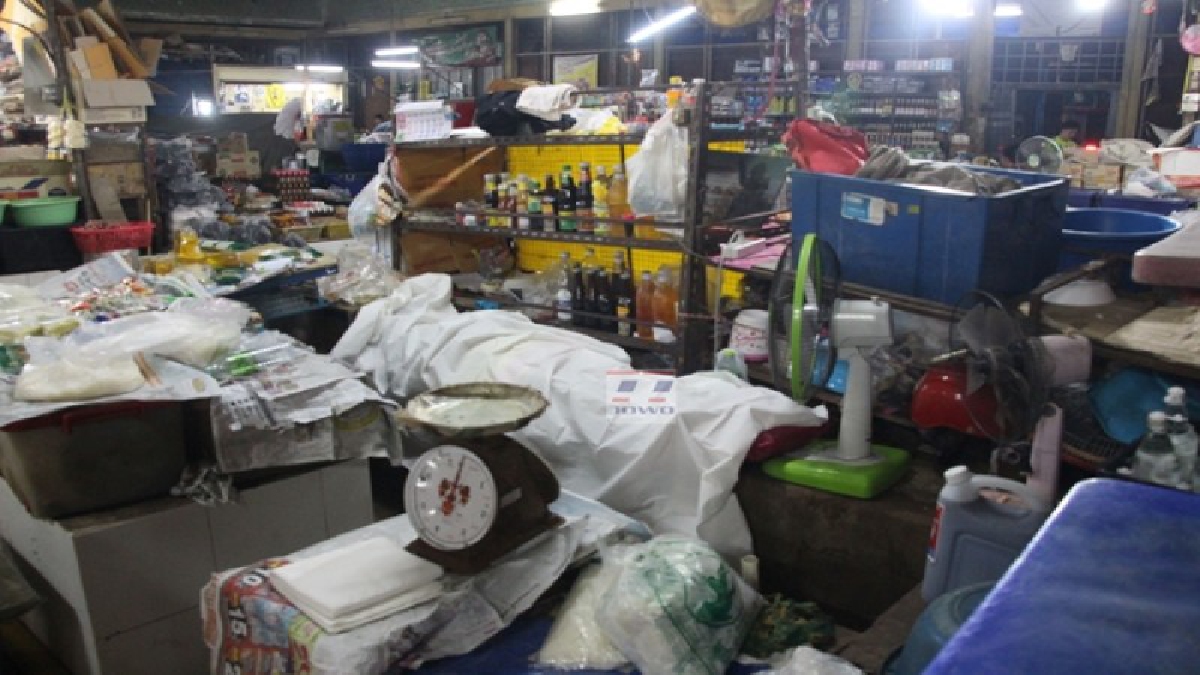 แตกตื่นทั้งตลาด!! แม่ค้าเส้นก๋วยเตี๋ยว วัย 48 ปี เกิดอาการช็อค นอนดับคาแผง กลางตลาด คาดเสียชีวิตจากโรคประจำตัว (มีคลิป)