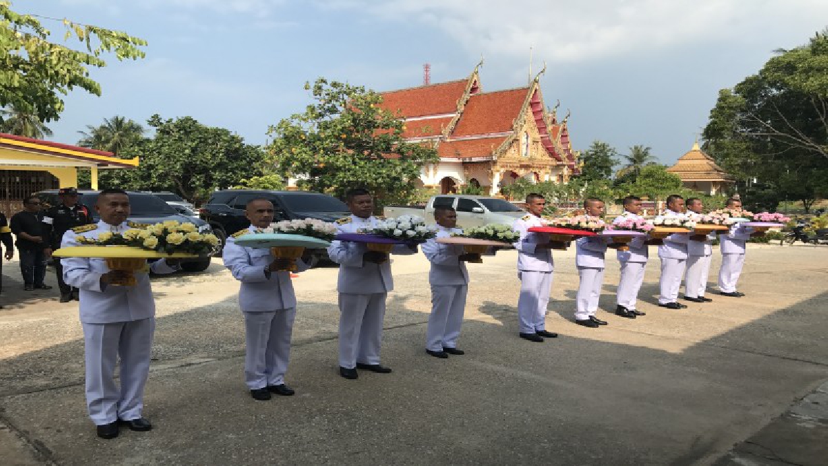 ในหลวง ร.10 ทรงโปรดเกล้าฯให้ รองผวจ. วางพวงมาลาพระราชทาน หน้าหีบศพวีรบุรุษสีกากี ที่เสียชีวิตจากเหตุความไม่สงบ (มีคลิป)