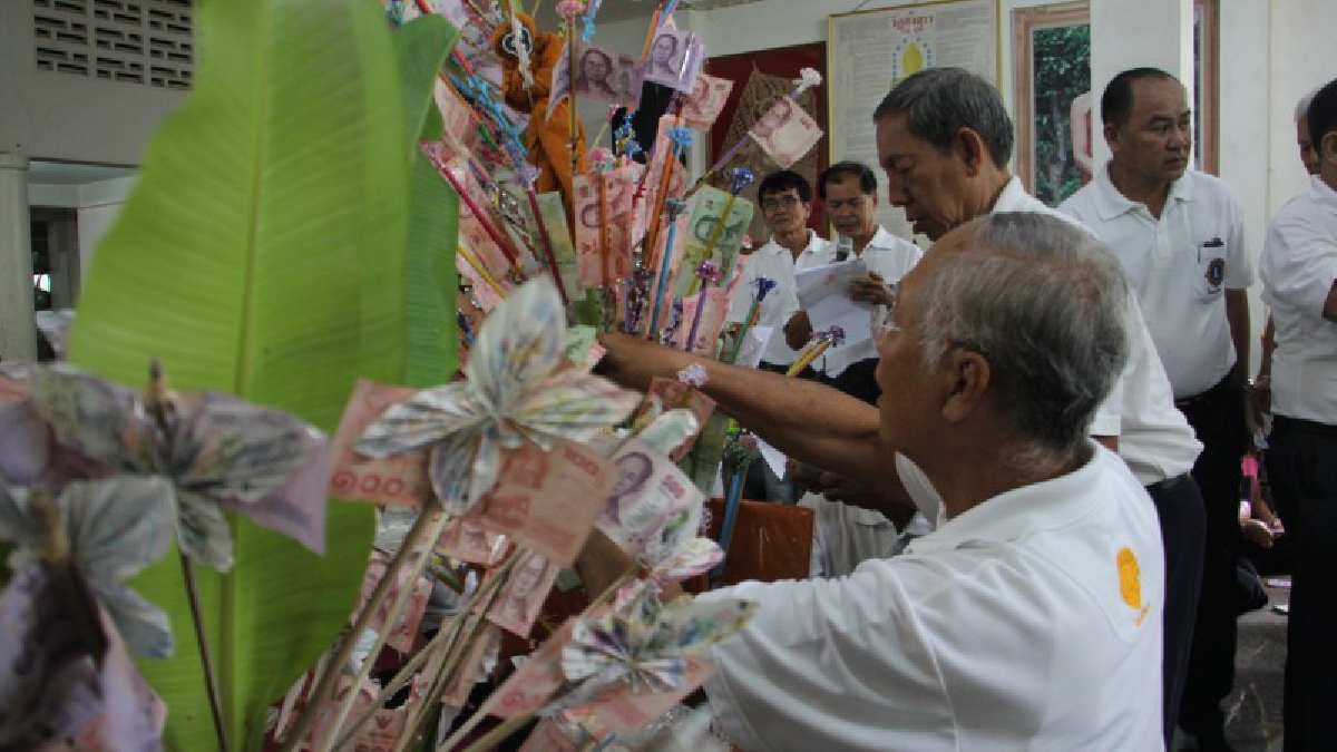 พี่น้องคนตราด น้ำใจเกินล้าน ช่วยไลออนส์ซื้อเครื่องมือแพทย์ มอบรพ.ตราด(มีคลิป)