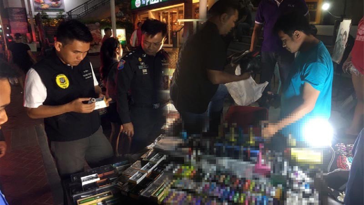 สิงห์อมควันสะอื้น!? ตำรวจท่องเที่ยวพัทยา บุกทลายแก๊งค้าบุหรี่ไฟฟ้าและบารากุไฟฟ้า จับได้คาแหล่งท่องเที่ยว ลักลอบขายอย่างไม่เกรงกลัวกฎหมาย!?