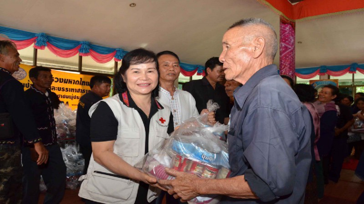 กาฬสินธุ์!! เหล่ากาชาดและบรรเทาสาธารณภัย เร่งช่วยเหลือชาวนา นำถุงยังชีพออกช่วยเหลือ หลังโดนพายุถล่มนาข้าวจมน้ำนับหมื่นไร่!? (มีคลิป)