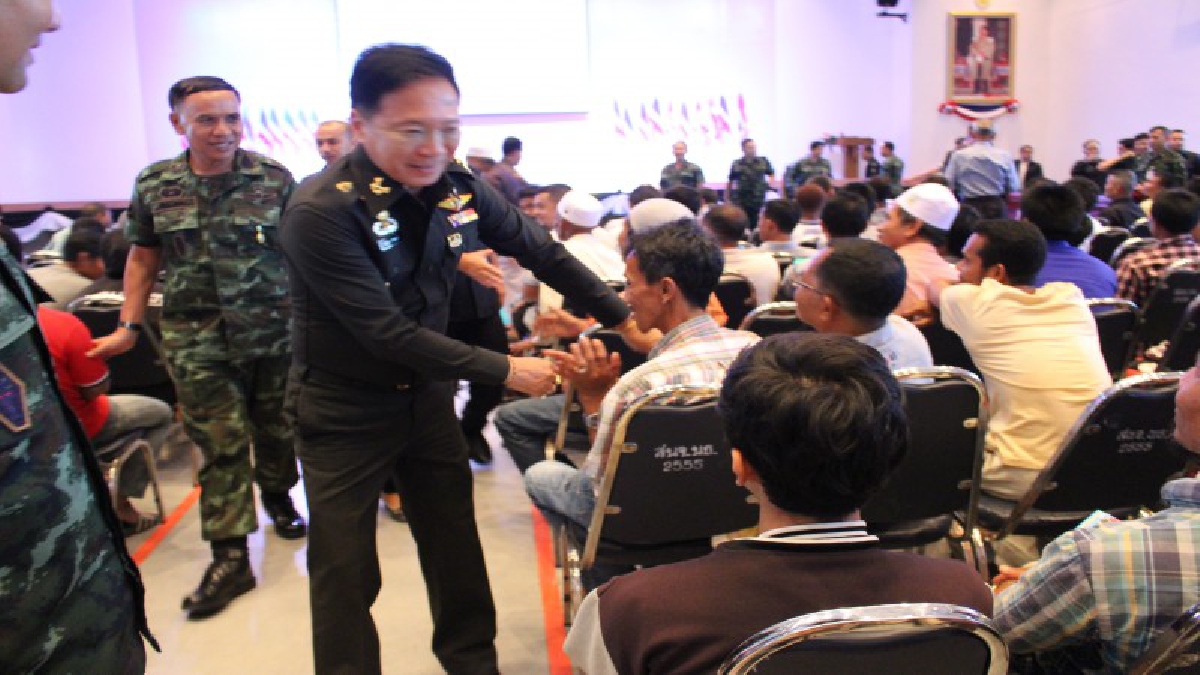 นราธิวาส!! ผู้เข้าร่วมโครงการพาคนกลับบ้านกว่า 800 คน เข้าร่วมกิจกรรมคืนคนดี สู่สังคม พร้อมส่งมอบบัญชีรายชื่อปลดเปลื้องพันธะทางกฎหมาย (คลิป)