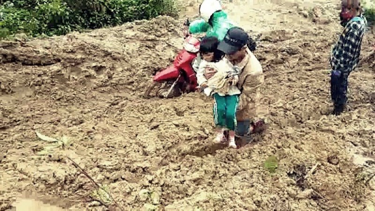 ขอแรงใจช่วยเหลือ!! ชาวบ้าน 4 ตำบล หลังจากฝนตกหนัก เกิดน้ำป่าดินถล่มปิดทางถนน ตัดขาดโลกภายนอก การสัญจรเข้า-ออก (มีคลิป)