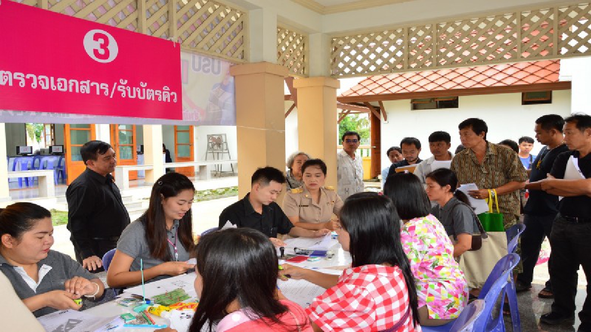นครปฐม!! สำนักงานจัดหางาน เปิดศูนย์รับแจ้งการทำงานของคนต่างด้าวเป็นวันแรก โดยมีนายจ้างนำหลักฐานมาลงทะเบียน เพื่อขออนุญาตทำงานให้ถูกต้อง