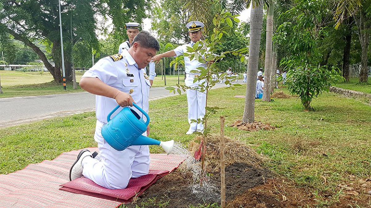 ทำด้วยใจ!! ร.ร.ชุมพลทหารเรือ จัดกิจกรรมเฉลิมพระเกียรติ "ปลูกต้นรวงผึ้ง" เนื่องในวันเฉลิมพระชนมพรรษา 65 พรรษา (ชมคลิป)