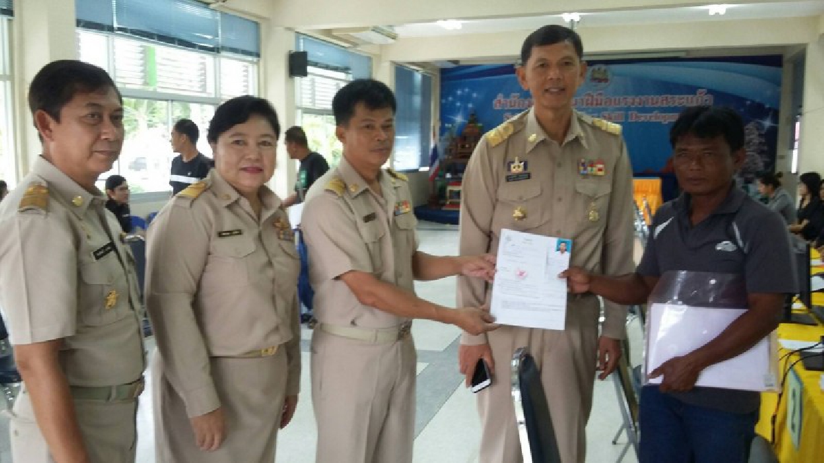 จัดหางานสระแก้ว!! เปิดศูนย์รับแจ้งการทำงาน ของคนต่างด้าววันแรก มีนายจ้างจากสถานประกอบการ เดินทางมายื่นเอกสาร จำนวนไม่มาก (มีคลิป)