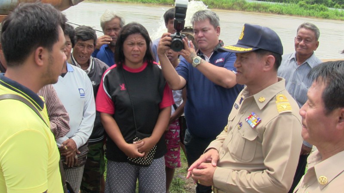 ลำบากสุดๆ!! ชาวนา 4 ตำบล หลังโดนน้ำซัดข้าวจมน้ำกว่า 1,500 ไร่ ร้องผู้ว่าฯ ช่วยสูบน้ำออก เร่งมือช่วยเหลือชาวบ้านที่ประสบปัญหา!? (มีคลิป)