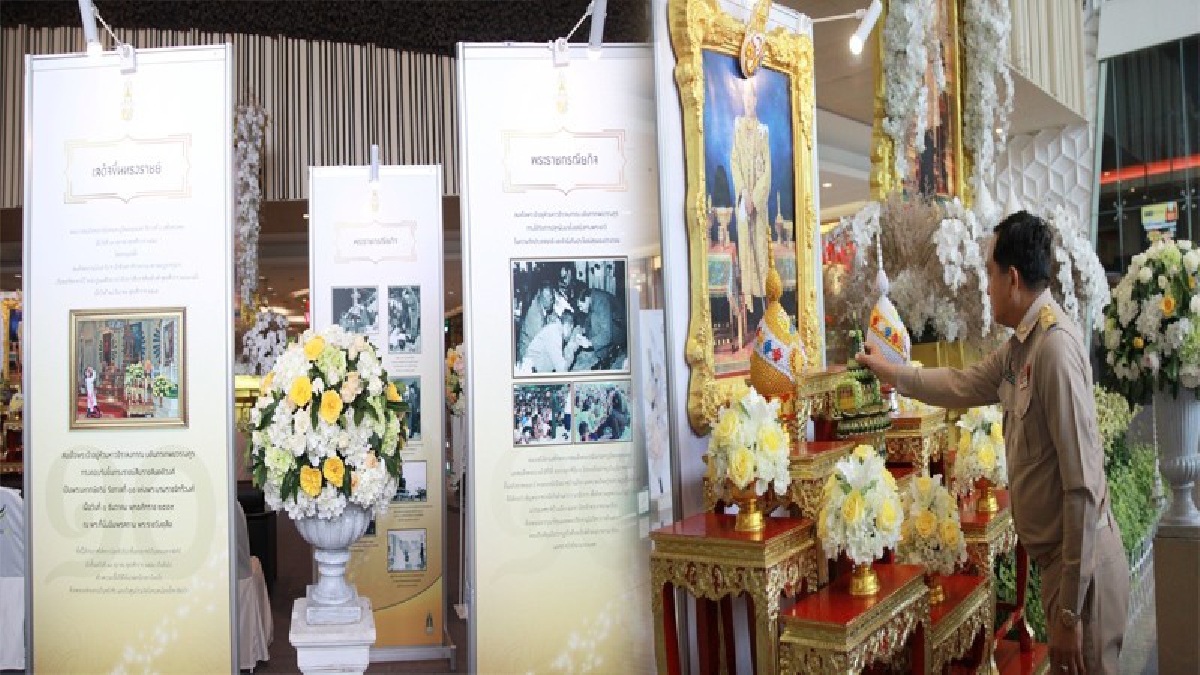 ปทุมธานี!! ผู้ว่าราชการจังหวัด เปิดงานนิทรรศการเฉลิมพระเกียรติ ร.10 เพื่อแสดงความจงรักภักดี และน้อมลำลึกในพระมหากรุณาธิคุณฯ (ชมคลิป)