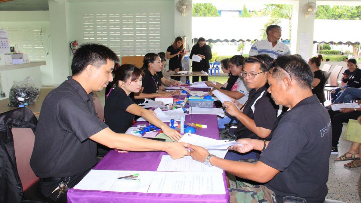 วันแรกก็คึกคัก!! นายจ้างเมืองระยอง แห่จดทะเบียนลูกจ้างต่างด้าว หลังกรมการจัดหางานออก พ.ร.ก.ต่างด้าวใหม่ (มีคลิป)