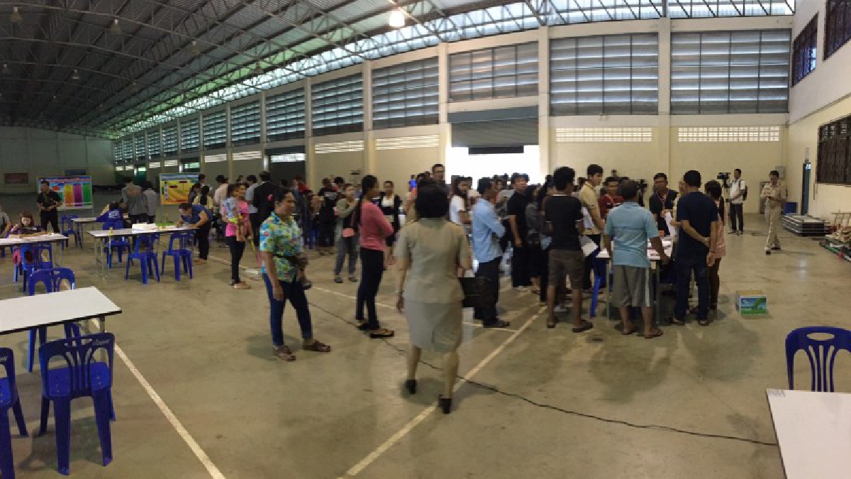 สุดคึกคัก!! บรรยากาศการเปิดศูนย์รับแจ้ง การทำงานของคนต่างด้าว ที่จังหวัดตราดคึกคัก ตั้งเป้าลงทะเบียนไม่น้อยกว่า 800 คน (มีคลิป)
