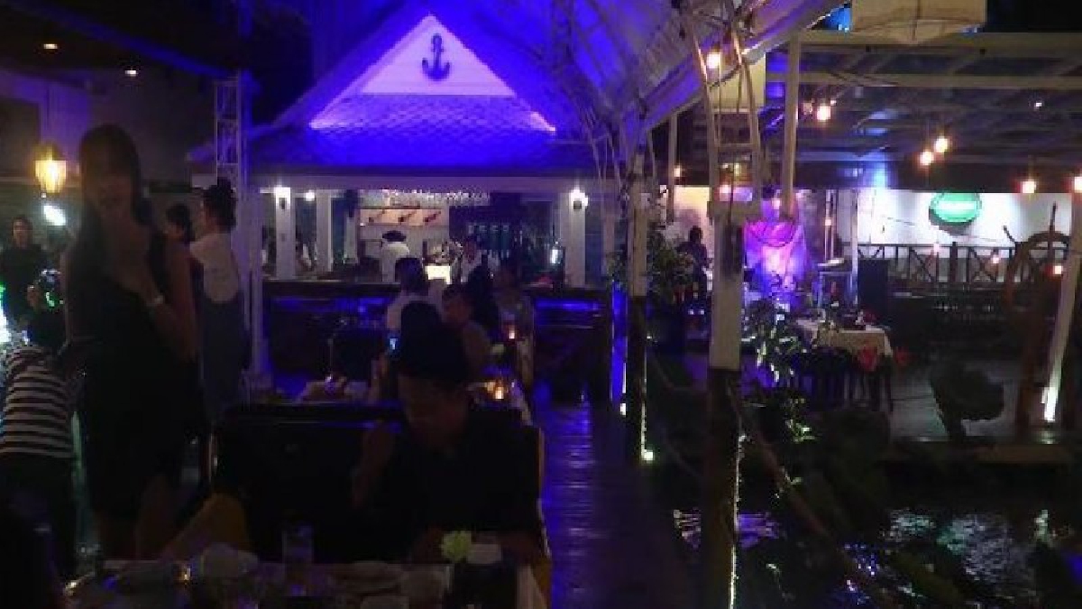 อลังการงานสร้าง ร้านท่าเรือเชียงใหม่ นำอาหารทะเลสดจากภูเก็ตมาไว้ที่เชียงใหม่ จากเชฟเหรียญ ทองคนดังคน ลูกมือเชฟชุมพล "เชฟกระทะเหล็ก" (คลิป)