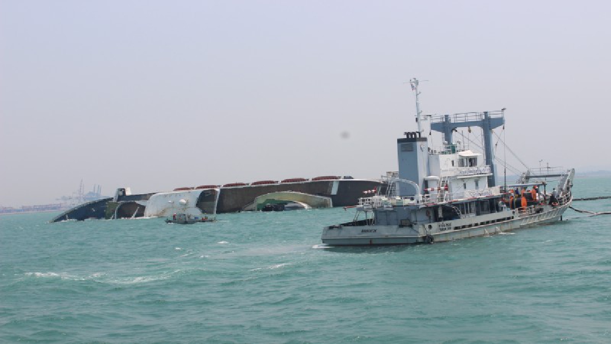 ภาพสุดท้าย ก่อนกลายเป็นประวัติศาสตร์ !!ทีมกู้ซากเรือ &ldquo;โอเชียน ดรีม&rdquo; เตรียมกู้เต็มรูปแบบหลังจมที่หน้าเขื่อนกันคลื่นท่าเรือแหลมฉบังนาน 1 ปี