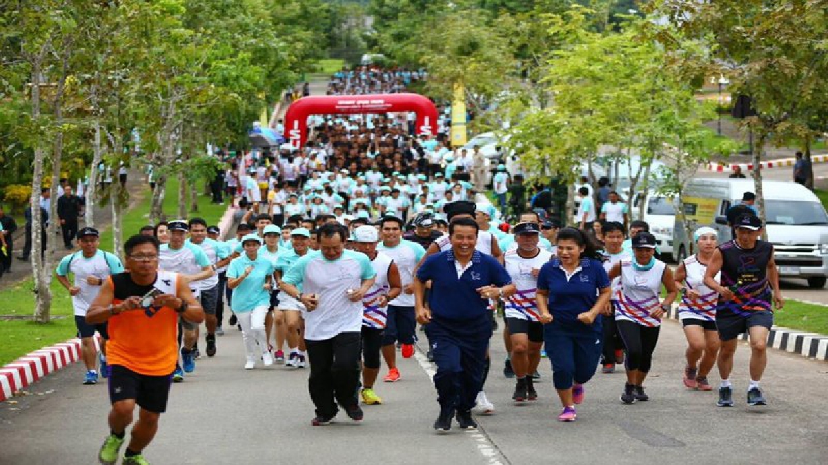 น้ำใจไทย!! ชาวชุมพร ร่วมกิจกรรม “รวมใจไทย วิ่ง-ปั่น ปันน้ำใจ เพื่อผู้ป่วยภูมิภาค” ประชาชนร่วมงานกันอย่างคึกคัก ไม่หวั่นแม้จะมีฝน!? (มีคลิบ)