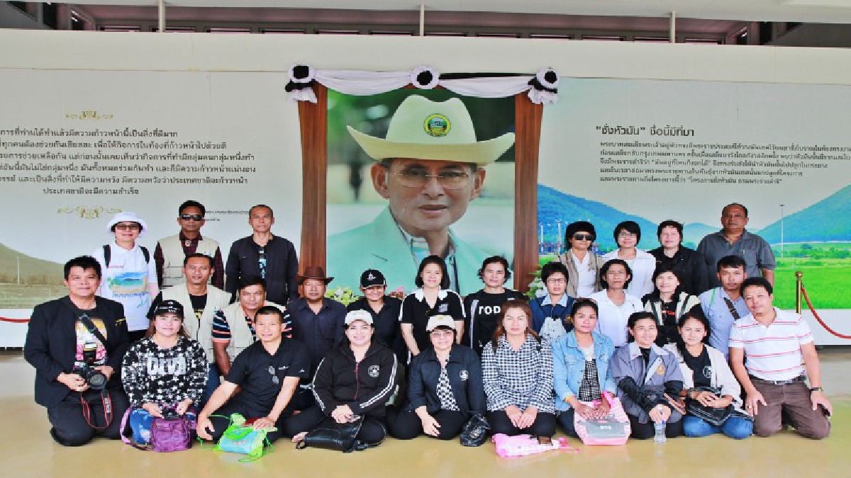 พาสื่อตามรอยพ่อ!! คณะสื่อฯชุมพร ศึกษาดูงาน เศรษฐกิจพอเพียง ตามรอยเท้าพ่อ เป็นการสร้างภูมิคุ้มกันนำไปสู่การพัฒนาอย่างยั่งยืน (มีคลิป)