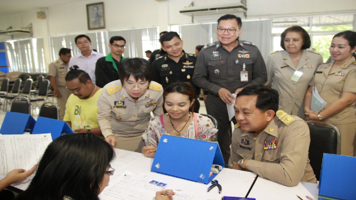 ปทุมธานี!! ผวจ.ตรวจเยี่ยมศูนย์ขอรับจดทะเบียนแรงงานต่างด้าว เผยเปิดให้บริการ ระหว่างวันที่ 24 ก.ค. – 7 ส.ค. 2560 ไม่เว้นวันหยุดราชการ(มีคลิป)