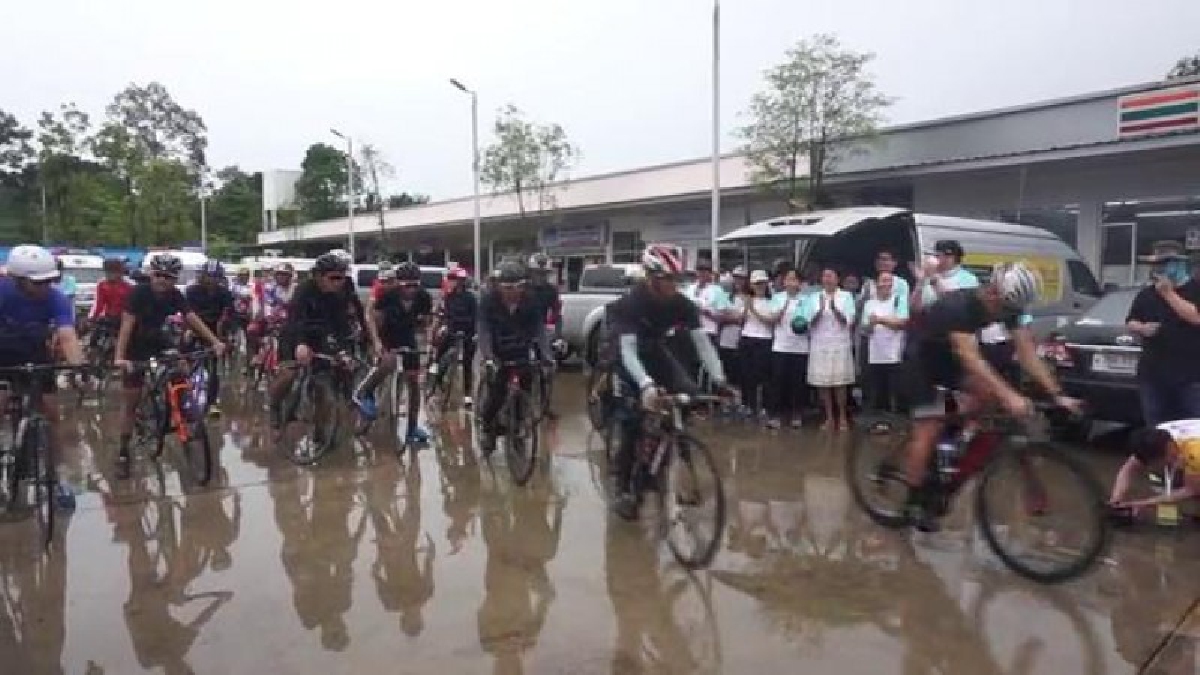 ชุมพร!! จัดกิจกรรม "วิ่งปั่น ปันน้ำใจ" ไม่หวั่นแม้ฝนตกหนักตลอดทาง สุดประทับใจหมอวัย 64 ยังสู้ เพื่ออาคารแพทย์คนยากไร้ (มีคลิป)