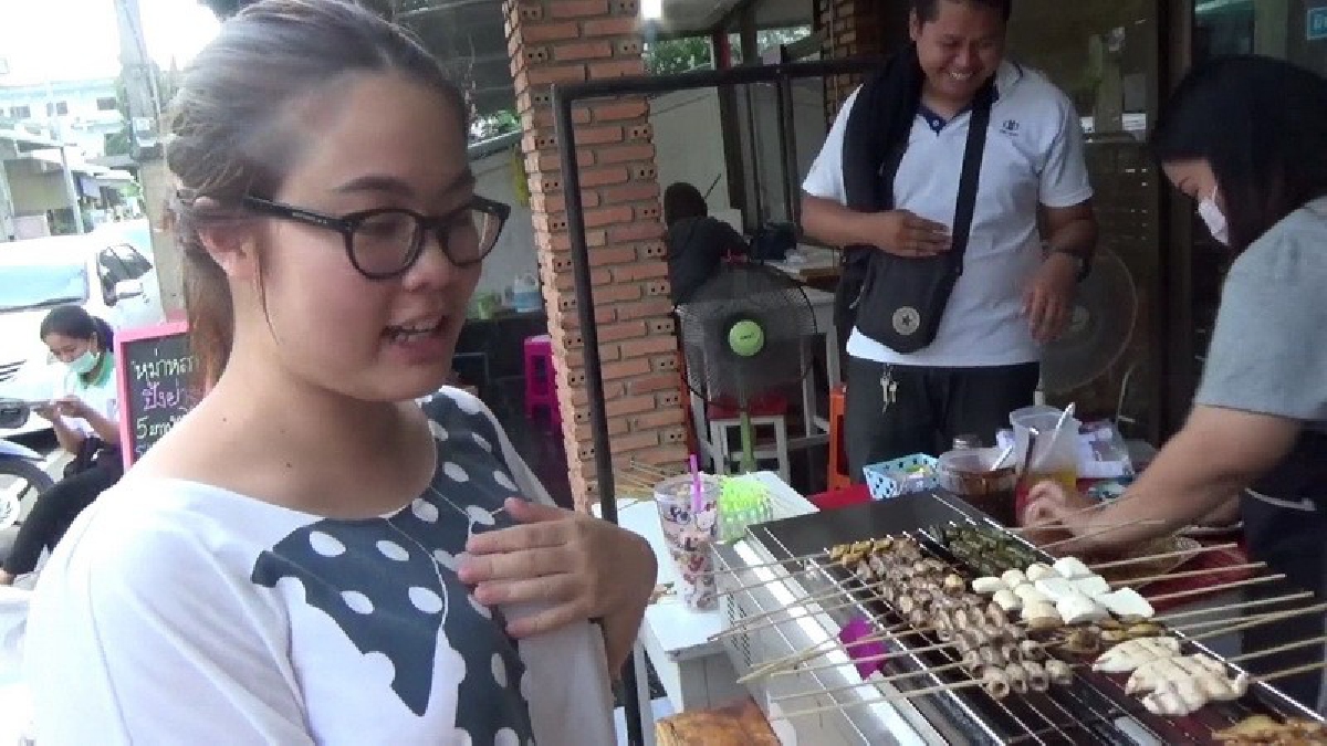น่ายกย่อง!!นร.สาว จ.พะเยา ใช้เวลาว่างหลังเลิกเรียน ขายปิ้งย่าง หม่าล่า สร้างรายได้กว่า 3พันบาทต่อวัน อร่อยถึงขั้นลูกค้าต่อแถวรอซื้อกันเพียบ