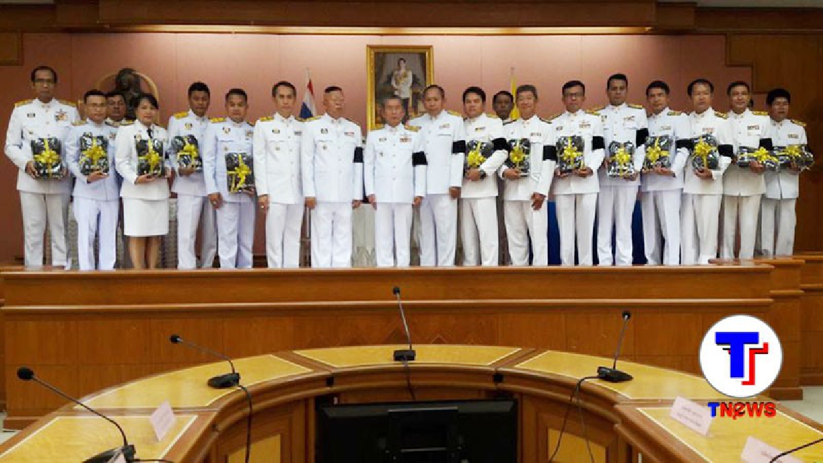 สำนึกในพระมหากรุณาธิคุณ!! ผู้ว่าฯเลยจัดพิธีมอบเสื้อพระราชทาน จากในหลวงรัชกาลที่10 ให้แก่ปชช.นำไปสวมใส่ ทำกิจกรรมวันเฉลิมพระชนมพรรษาฯ (คลิป)