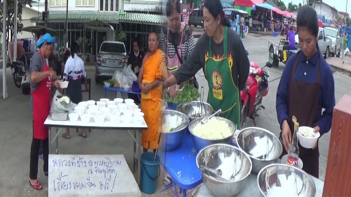 อ่างทอง!! หลวงพี่ช้างเดินทางแจกจ่ายอาหารญาติโยม ในโครงการพระใส่บาตร เดินทางทั่วประเทศกว่า 240 แห่ง สร้างความดีถวายพ่อหลวง ร.๙ (คลิป)