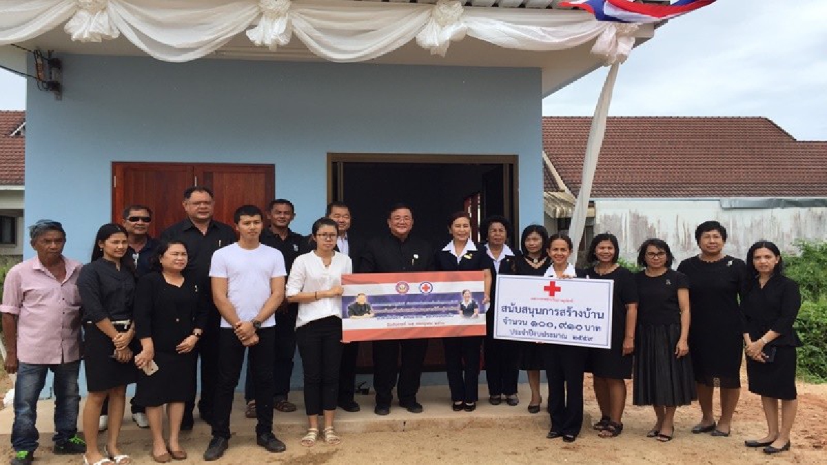 ช่วยเยียวยา!! กาชาดฯร่วม ทน.สุราษฎร์ฯ มอบบ้านใหม่ให้บุตรผู้เสียชีวิตจากเหตุลอบวางระเบิดหน้า กก.6 กองบังคับการตำรวจน้ำสุราษฎร์ธานี (มีคลิป)