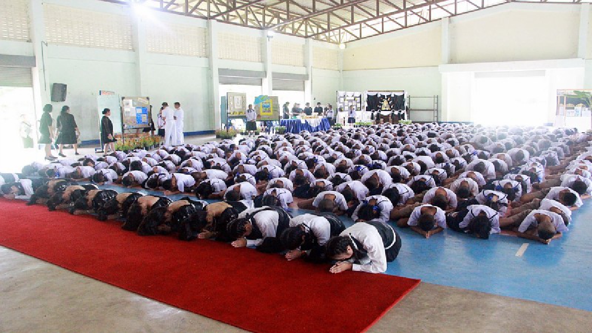 เราจะเดินตามรอยพ่อ!! รร.สัตหีบเขตกองเรือ จัดกิจกรรมอาลัยรักครั้งสุดท้ายดอกไม้ให้พ่อ ถวายอาลัยในหลวงรัชกาลที่ 9 (ชมคลิป)