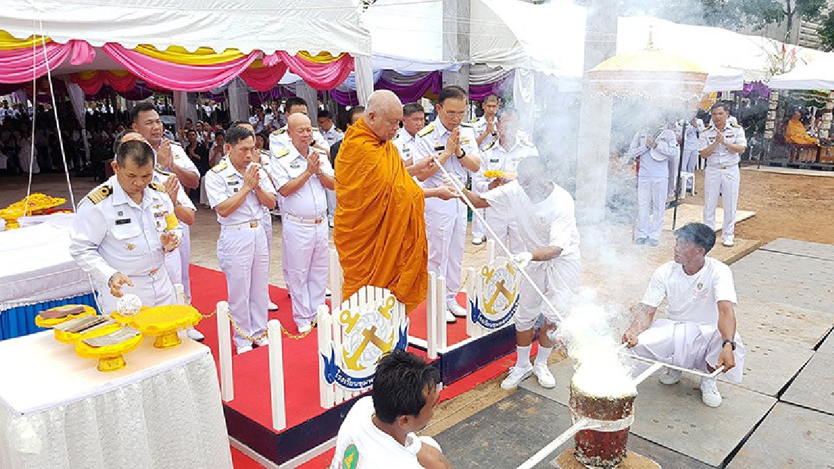 มหากุศล!! โรงเรียนชุมพลทหารเรือจัดงานบุญใหญ่ พิธีเททองหล่อพระประธาน พุทธสถานเพชรนาวี ชุมพลทหารเรือ (ชมคลิป)