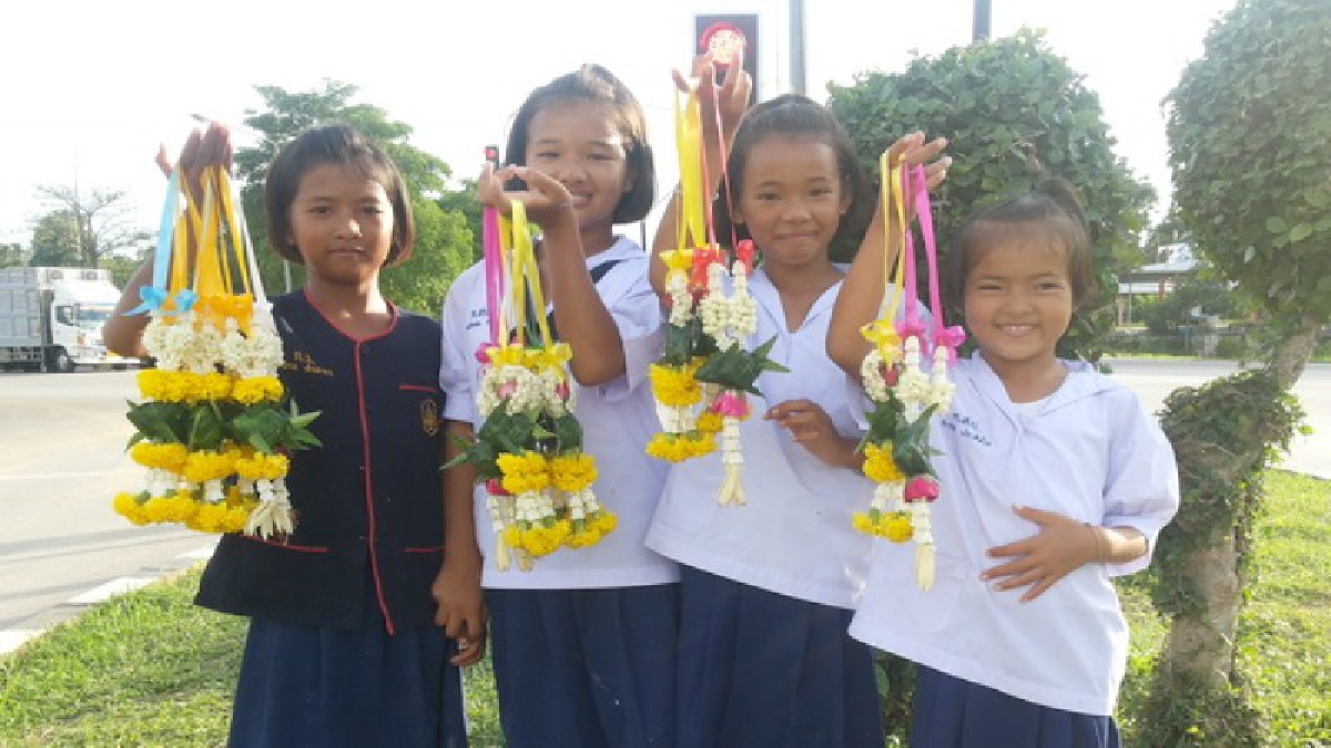 ประทับใจสุดๆ!!!“แก๊งเด็กดีศรีสุโขทัย” ใช้เวลาช่วงวันหยุด-หลังเลิกเรียนช่วยแม่เดินขายพวงมาลัยปลดหนี้!!วลีเด็ดลูกกตัญญู“หนูโตแล้วต้องช่วยแม่”