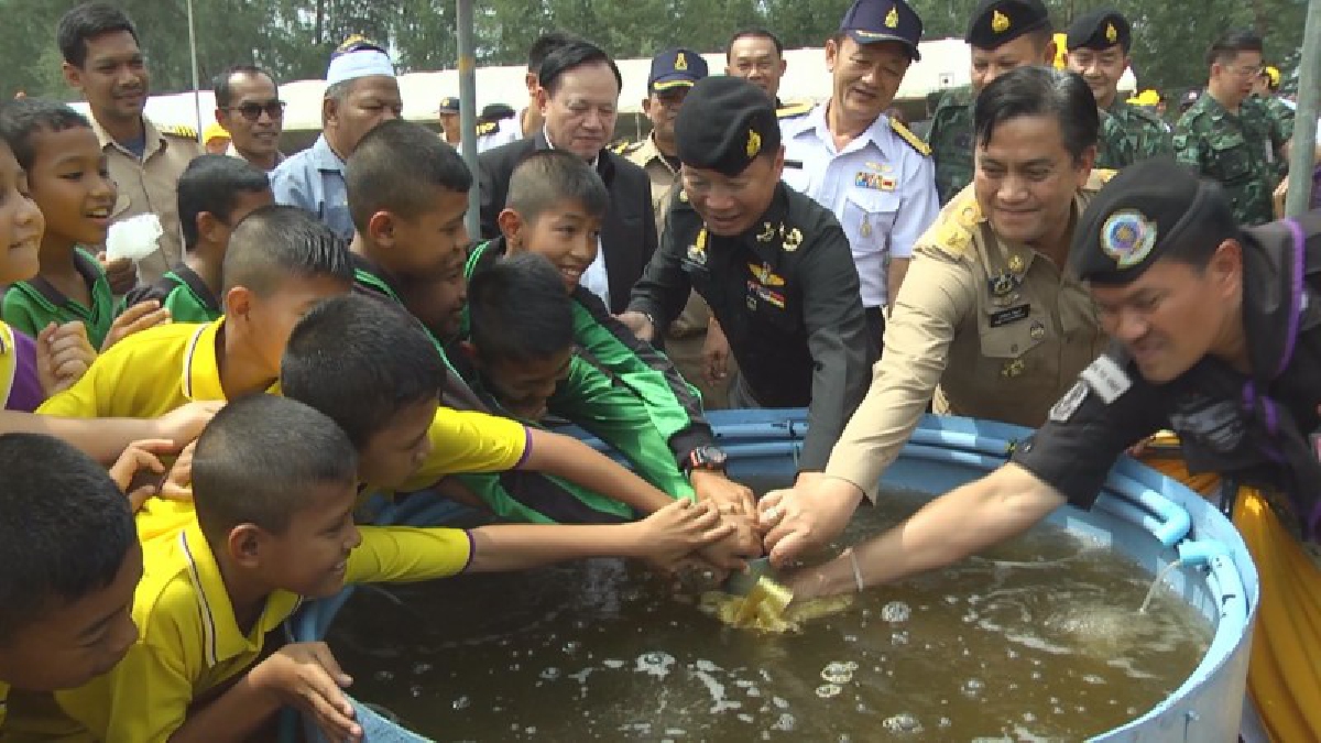 ผนึกกำลัง!! แม่ทัพภาพ 4 จับมือชาวบ้าน เร่งฟื้นฟูทรัพยากรธรรมชาติใต้ท้องทะเล เพื่อเฉลิมพระเกียรติ ร.10 (ชมคลิป)