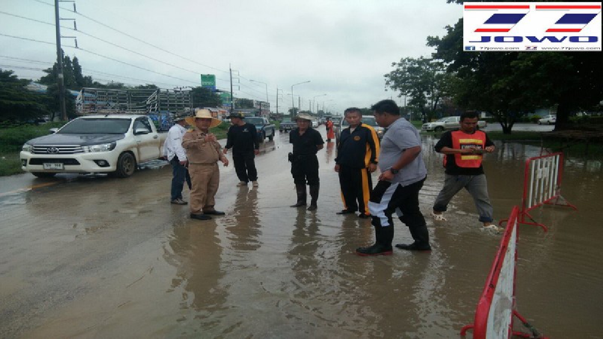 นอภ.กบินทร์บุรี ลงพื้นที่ เร่งแก้ไขน้ำท่วมขัง หลังฝนตกหนักต่อเนื่อง ส่งผลให้การจราจรเล็กเดินทางลำบาก (มีคลิป)