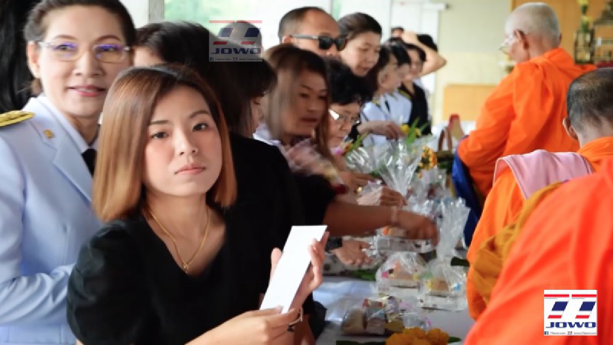 นักศึกษายะลา!! ทำบุญตักบาตร พร้อมวางพานพุ่ม พิธีถวายพระพร ในหลวง ร.10 ครบรอบพระชนมพรรษา 65 พรรษา