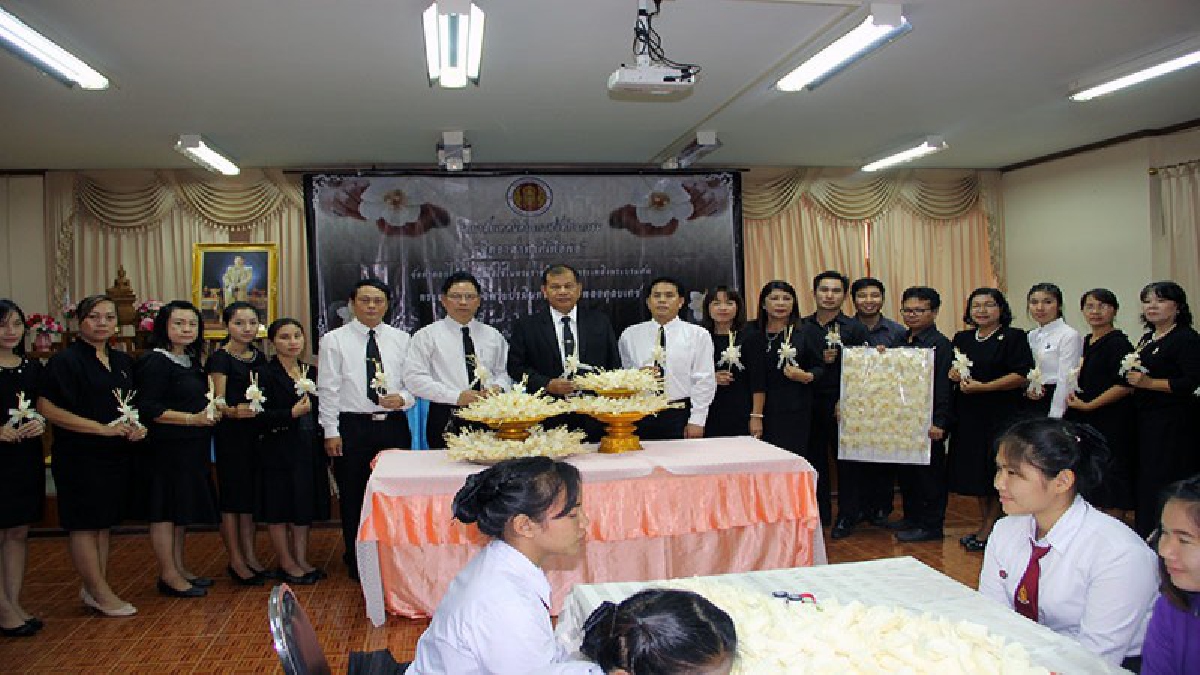 บึงกาฬ!! วิทยาลัยเทคนิคบึงกาฬ ร่วมจิตอาสาทั้งครู และนักศึกษา เร่งประดิษฐ์ดอกไม้จันทน์ 10,000 ดอก (มีคลิป)