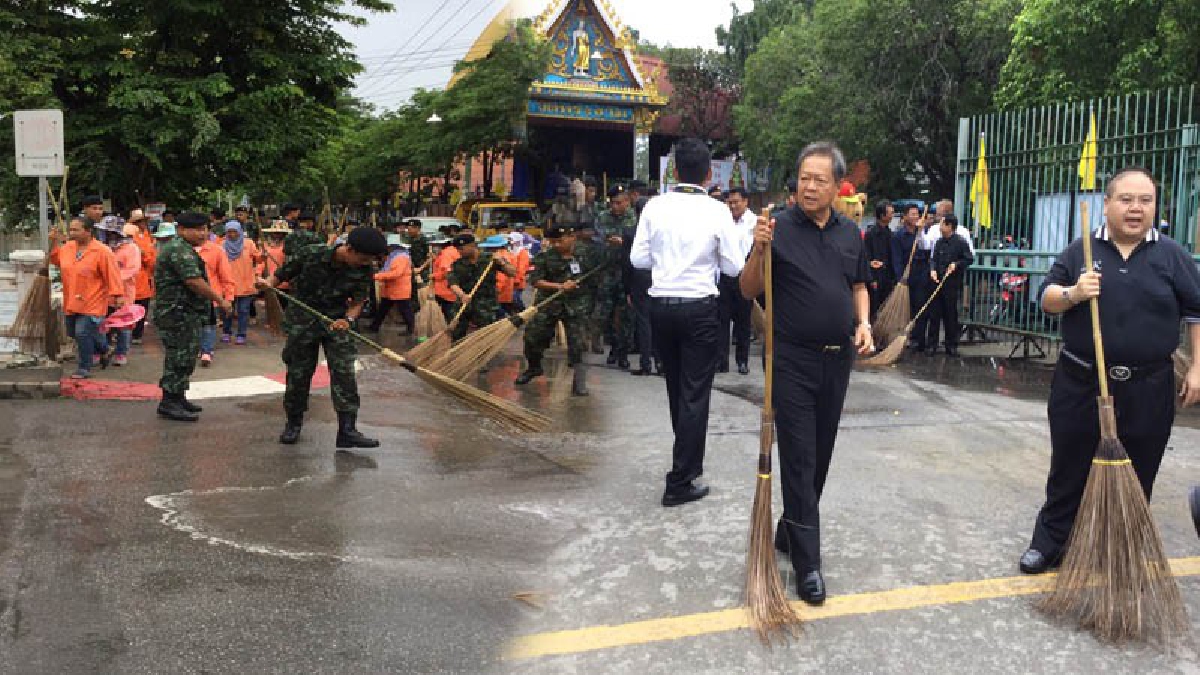 พ่อเมืองนครปฐม นำเทศบาลนครและจิตอาสา ทำความสะอาดเมือง-คลองเจดีย์บูชา