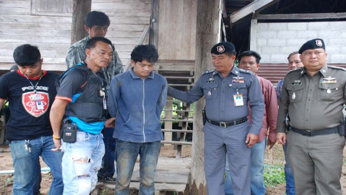 เพราะจนตรอก!! รวบแล้ว โจรควงลูกซองบุกจี้ร้านเซเว่นเมืองโคราช จนท.ไล่ล่าอยู่ 7 ชม. สารภาพติดหนี้พนัน แถมแฟนทิ้ง