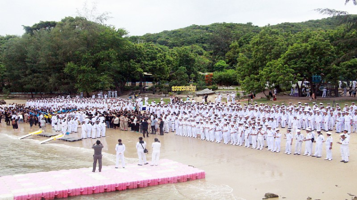 ชลบุรี!! ทหารเรือ ประชาชน นักเรียน พร้อมใจปล่อยเต่าทะเลคืนสู่ธรรมชาติ เฉลิมพระเกียรติในหลวง ร.10 เนื่องในโอกาสวันเฉลิมพระชนมพรรษา 65 พรรษา