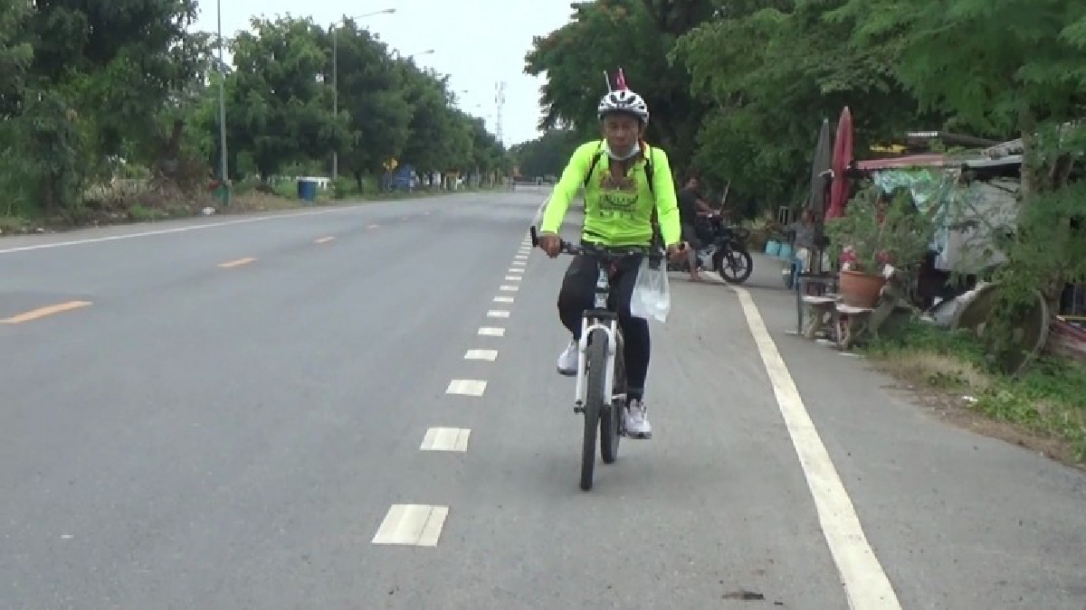 อดีตครูสอนเต้นวัย 70 ผันตัวมาเป็นหมอนวดแผนไทย ปั่นจักรยานนวดฟรีทั่วประเทศ เดินทางเข้ากรุงเทพฯ สักการะพระบรมศพในหลวง ร.9
