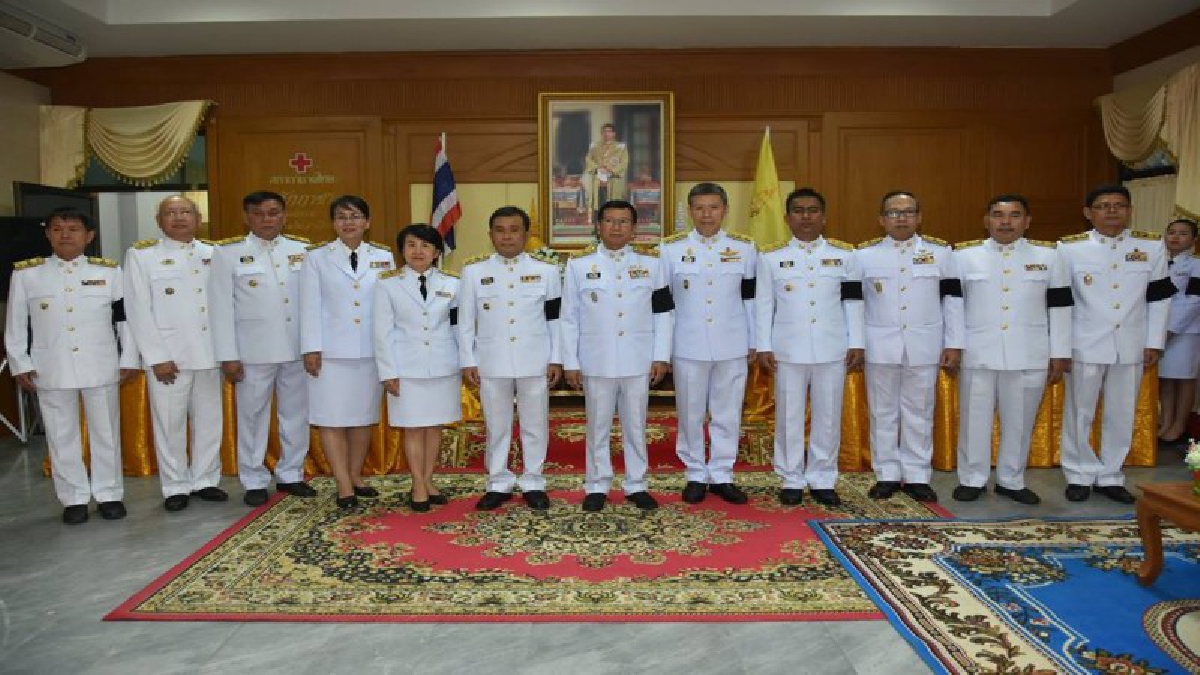 ผวจ.ศรีสะเกษ ประกอบพิธีมอบเสื้อยืดโปโลสีดำพระราชทาน เพื่อร่วมกิจกรรมเฉลิมพระเกียรติ เนื่องในโอกาสวันเฉลิมพระชนมพรรษา สมเด็จพระเจ้าอยู่หัว