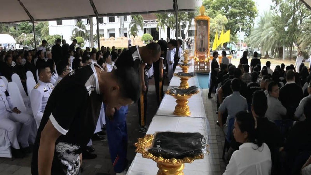 จังหวัดสงขลา มอบเสื้อยืดโปโลสีดำพระราชทานแก่นายอำเภอทั้ง16 อำเภอ และแจกจ่ายให้ประชาชนจิตอาสา (มีคลิป)