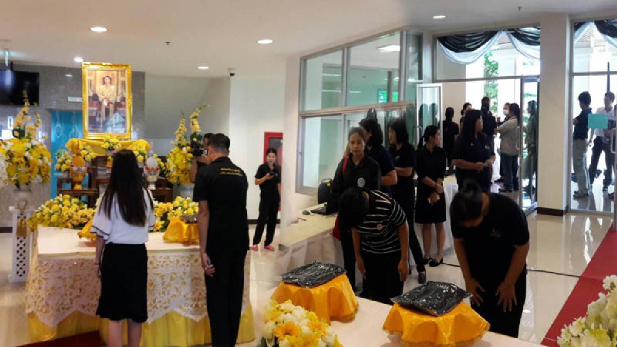 บรรยากาศ ประชาชนชาว จ.น่าน เดินทางลงทะเบียนรับเสื้อพระราชทาน รัชกาลที่ 10 กันอย่างเนืองแน่น บริเวณศูนย์ราชการจังหวัดน่าน (มีคลิป)