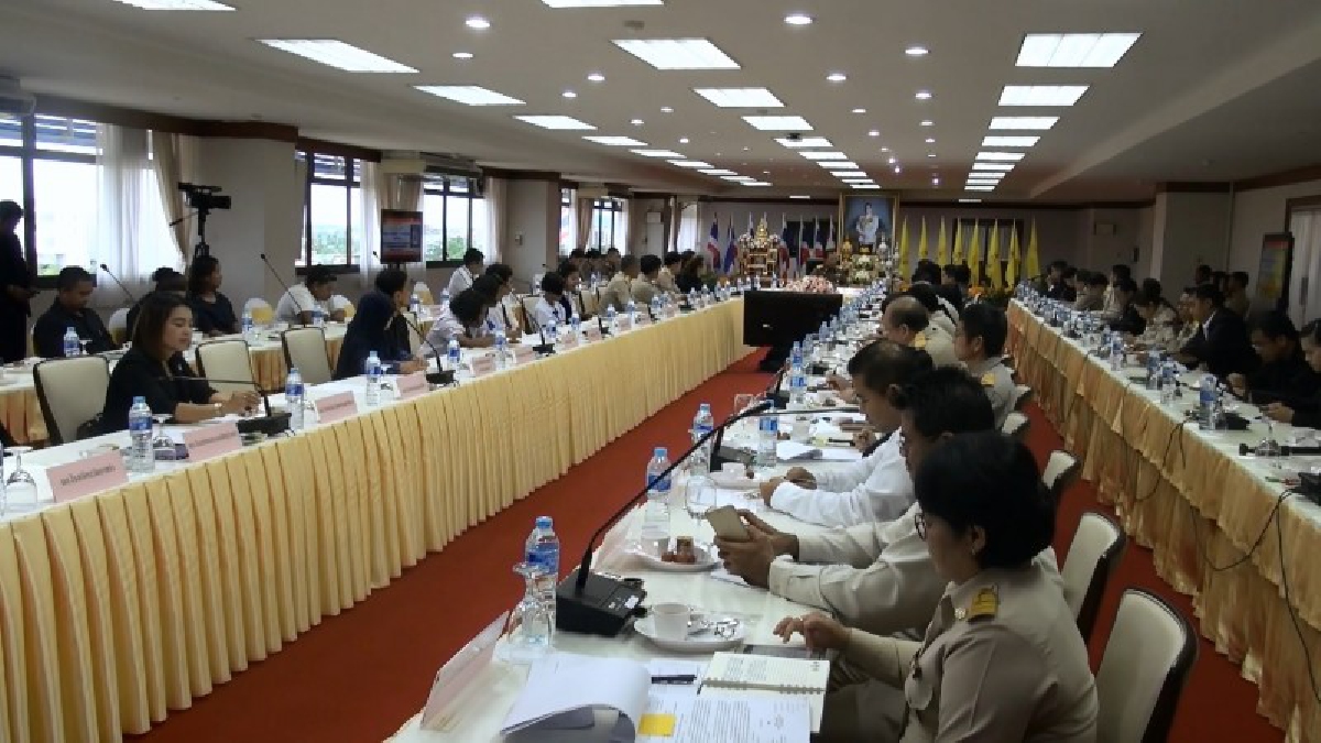 องคมนตรีลงพื้นที่จังหวัดสงขลา ติดตามการดำเนินงานฟื้นฟูช่วยเหลือผู้ประสบอุทกภัยหลังน้ำลด (มีคลิป)