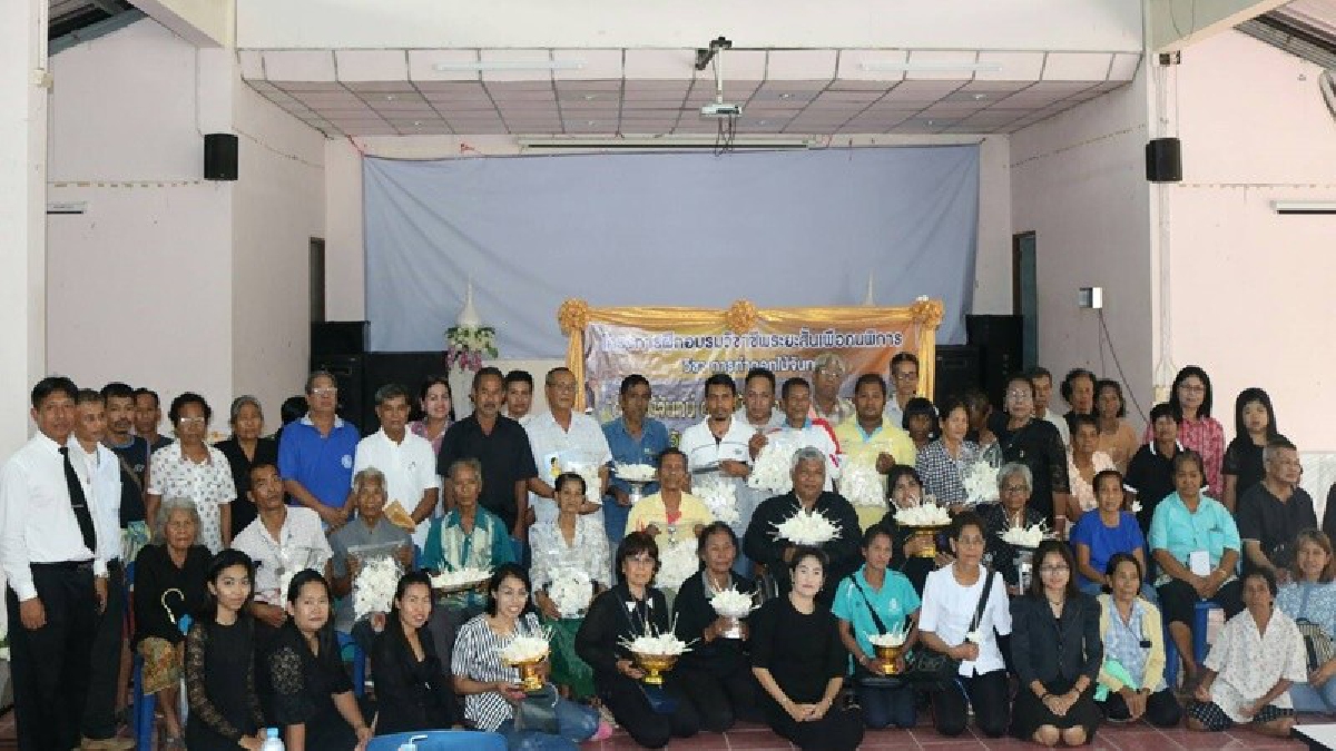วิทยาลัยการอาชีพเวียงสระ ฝึกอบรมวิชาชีพระยะสั้นให้คนพิการ ร่วมทำ“ดอกไม้จันทน์ ดอกไม้ใจ ถวายพ่อของแผ่นดิน” (มีคลิป)