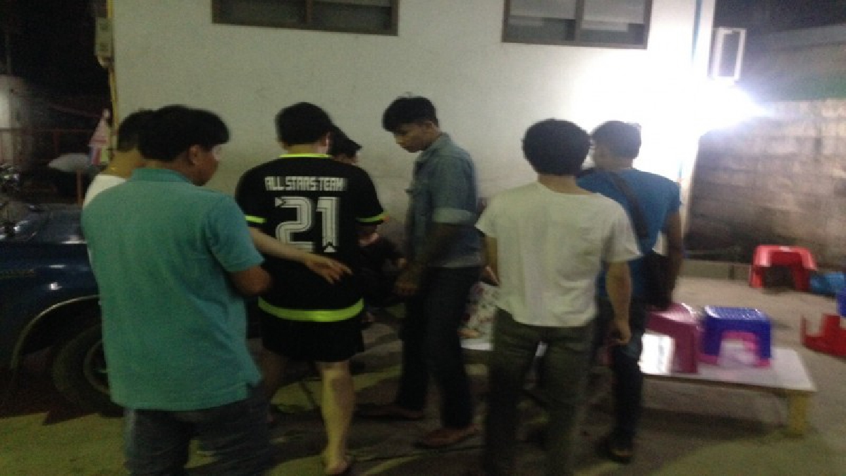 วงแตก!! ตร.สืบสวนปลอมตัวอย่างเนียน บุกทลายบ่อนไฮโลกลางตลาด เซียนทั้งหลาย เผ่นกระเจิง วิ่งวุ่นทั่วตลาด