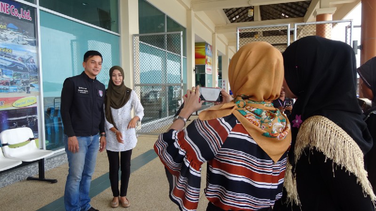 กรี๊ดไม่เลิก!!ผกก.หนุ่มหล่อ ลงตรวจงานท่าเรือปากบารา จ.สตูล สาวเล็กใหญ่ และลูกน้องต่างขอเซลฟี่