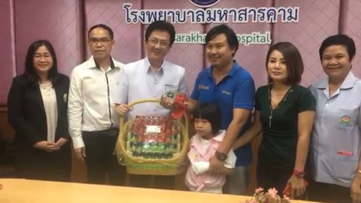 จบดราม่า!! ผอ.รพ.มหาสารคาม นำกระเช้าเข้ามอบพร้อมชี้แจง ผู้ปกครองเด็ก กรณีเด็กหญิงหกล้มถูกไม้เสียบลูกชิ้นแทงมือ บนโลกออนไลน์